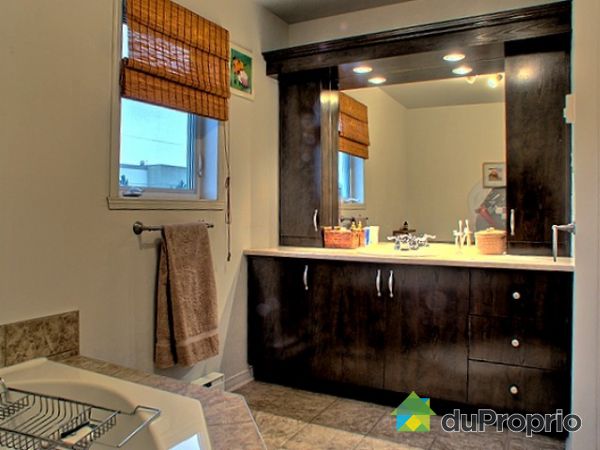 Salle de bain - Douche &agrave; part (pas visible sur la photo)