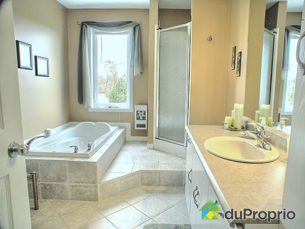 Salle de bain - Plancher et tour de bain en c&eacute;ramique
Douche s&eacute;par&eacute;e
Armoires en m&eacute;lamine au grain de bois
Beaucoup de rangement