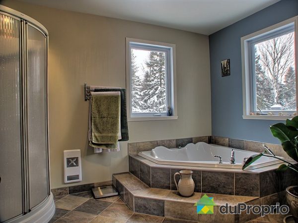 Salle de bain - Salle de bain du 2e &eacute;tage. bain podium, douche en coin, lavabo et beaucoup de rangements.