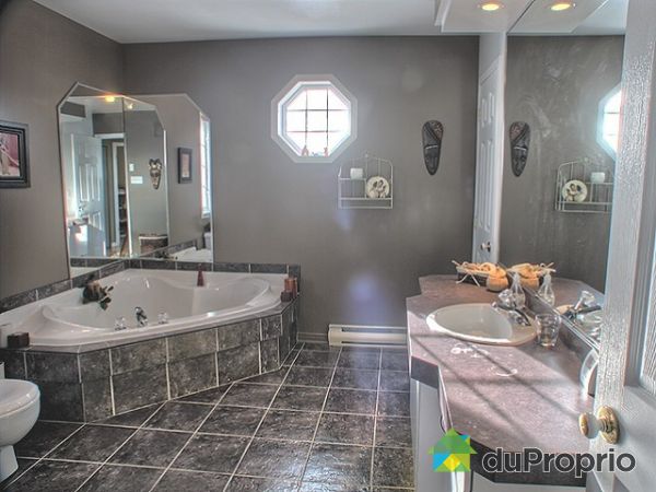 Salle de bain - 11,5x9,4pi
C&eacute;ramique
1er &eacute;tage