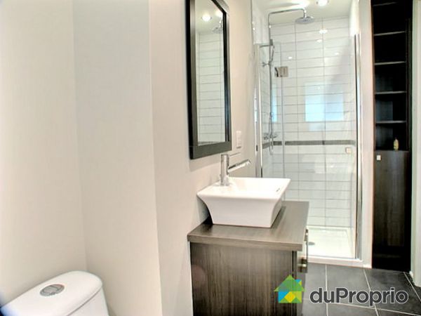 Salle de bain - R&eacute;nov&eacute;e en 2010. Douche ind&eacute;pendante c&eacute;ramique et porte en verre. 