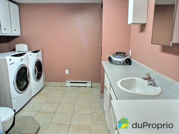 Salle de bain sous-sol - chute a linge
douche
