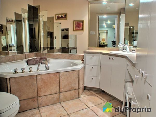 Salle de bain sous-sol - SALLE DE BAIN COMPL&Egrave;TE DU SOUS-SOL AVEC BAIN TH&Eacute;RAPEUTIQUE