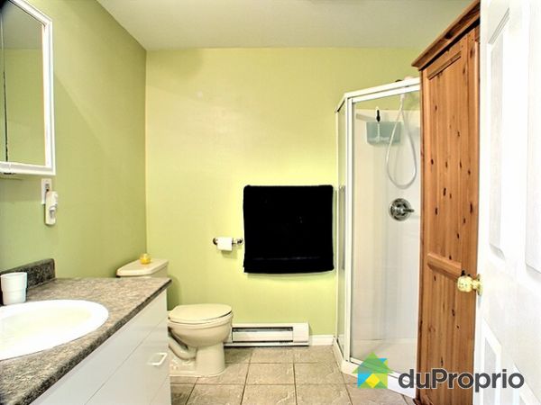Salle de bain sous-sol - Plancher en c&eacute;ramique
Plafond lisse
Grande douche vitr&eacute;e
