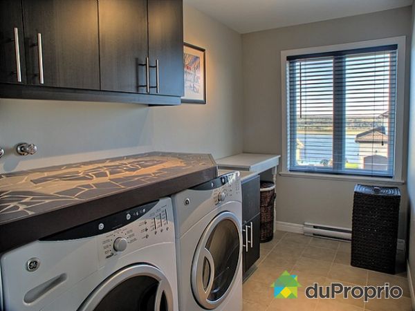 Salle de lavage - Salle de l'avage &agrave; l'&eacute;tage. Vous avez m&ecirc;me la vue pour plier votre linge !