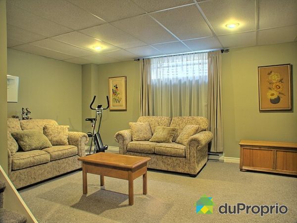 Salle familiale - Salle familiale au sous-sol avec installation du c&acirc;ble pouvant recevoir un cin&eacute;ma maison