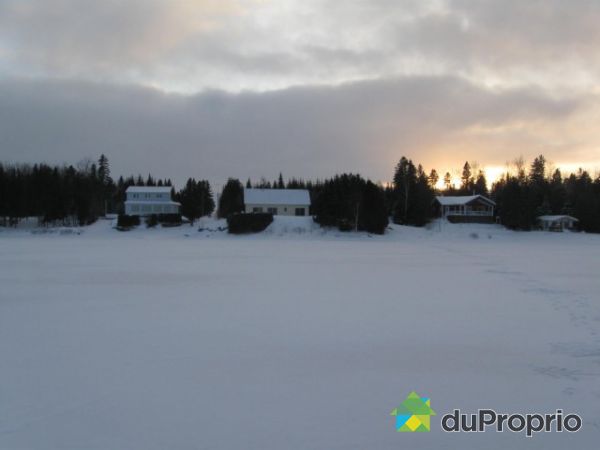 Vue d'ensemble - Maison du centre.  Photo prise du lac. En hiver :  raquette, paraski, ski-doo, ski de fond.