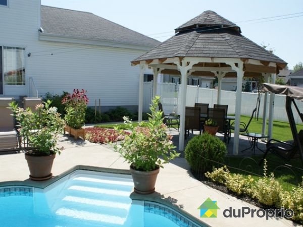 Vue d'ensemble - Gaz&eacute;bo fixe donnant sur la terrasse et sur la piscine