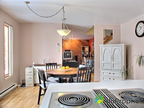 Vue d'ensemble - cuisine (10'x14') avec beaucoup de rangement. &Eacute;vier double, four encastr&eacute; et plaque de cuisson (Jenn-air)