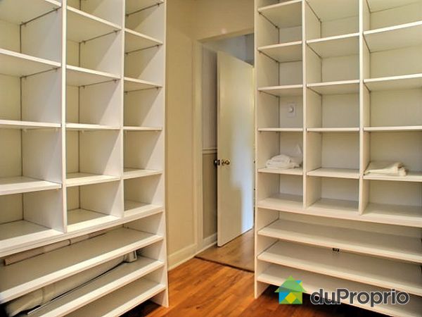 Walk In - R-de-C. Beaucoup d'espace et de rangement.