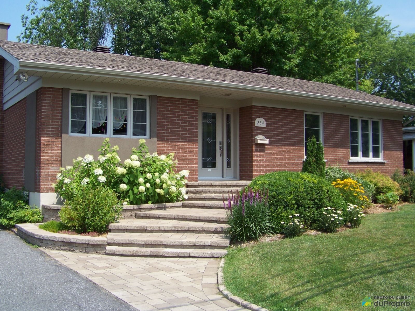 Facade En Ete Bungalow St Jean Sur Richelieu Iberville