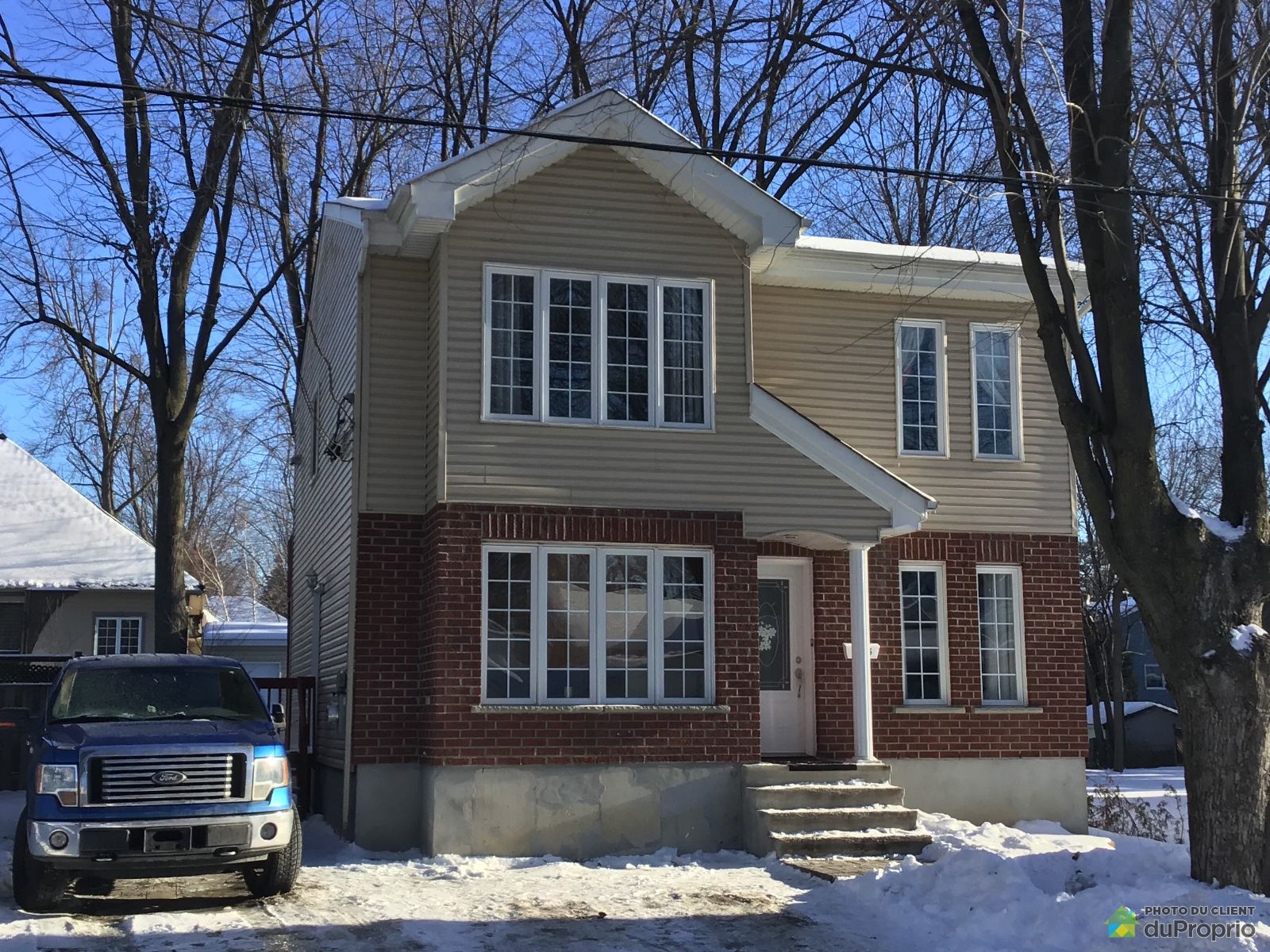 Facade En Hiver Maison Etages Laval Ouest