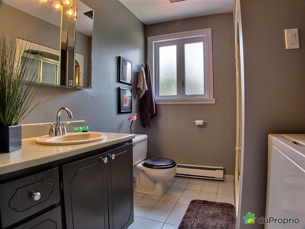 Photo salle de bain marron et blanc: salle de bain contemporaine ...