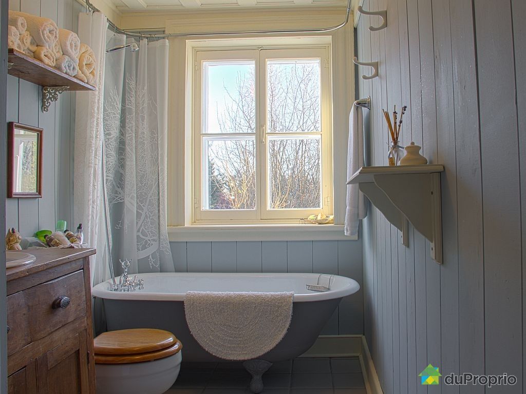 Salle de bain moderne et ancien: la baignoire ancienne sous un ...