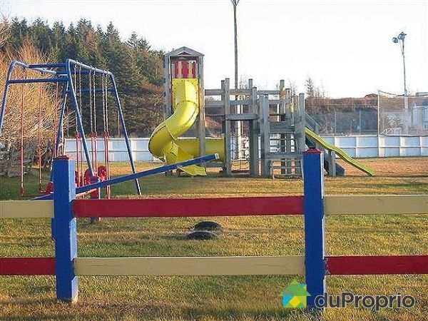 Parc - parc de jeux municipal &agrave; 500 m&egrave;tres