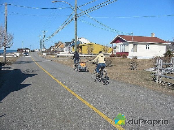 Rue - la route du fleuve est une piste cyclable fort appr&eacute;ci&eacute;e