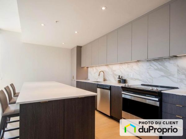 702-3385 Boul le Carrefour, Chomedey for rent