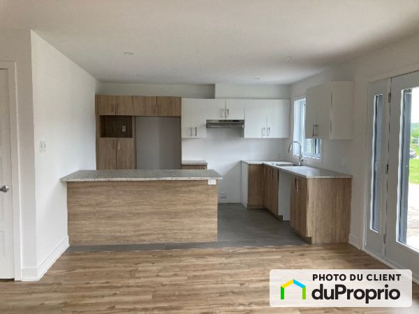 12-18 rue des loisirs, St-Norbert for rent