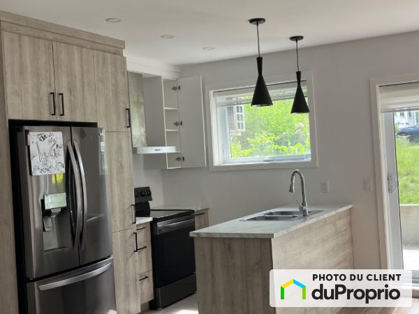 3882, rue Bernard-Hubert, Longueuil (St-Hubert) à louer