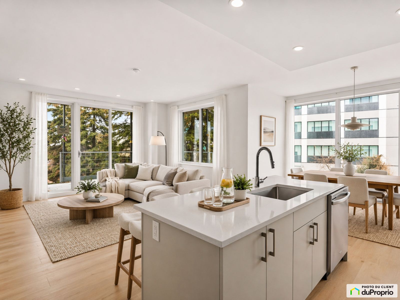 840 rue Saint-Charles Est — photo 1