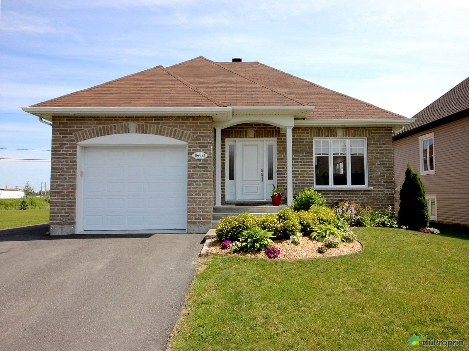 facade-bungalow-st-hyacinthe-1600-5155503.jpg