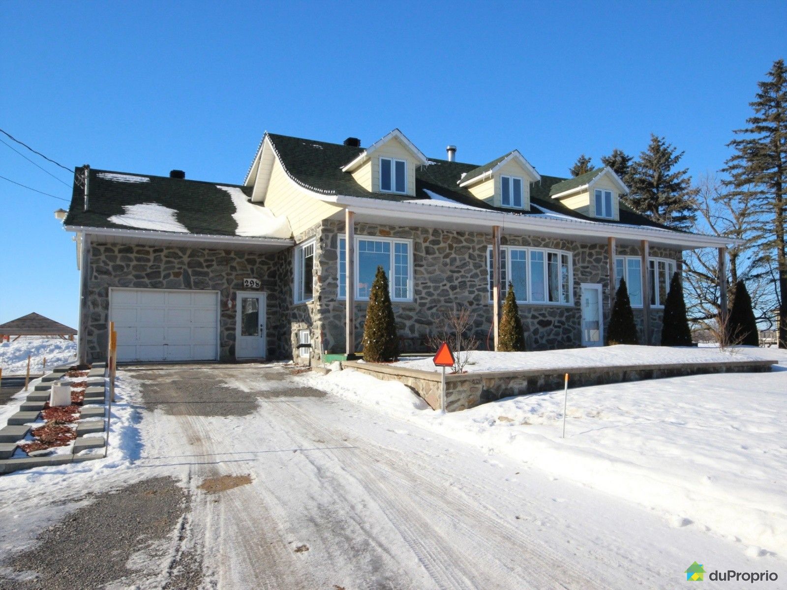 Maison 2 étages à vendre StAlexis 6 chambres 2 salles de bain 682144