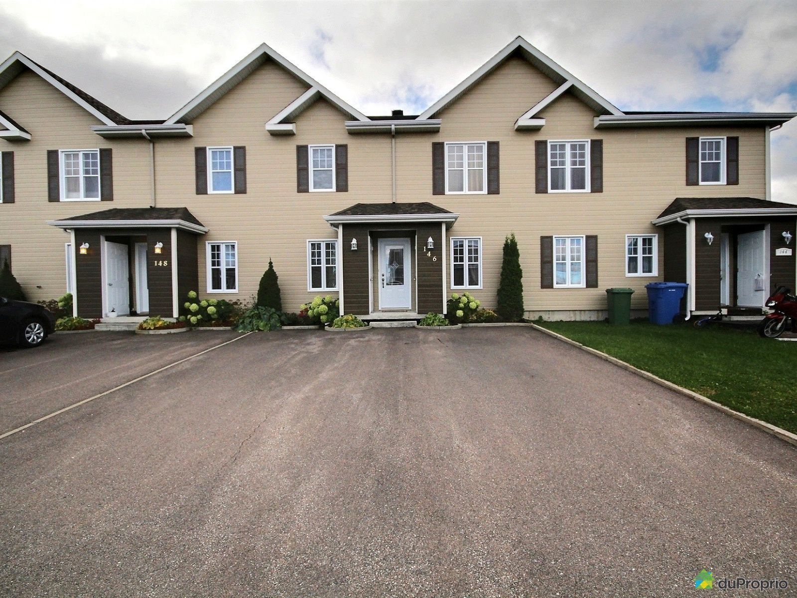 stationnementmaisonenrangeedevillestbrunolacstjean1600