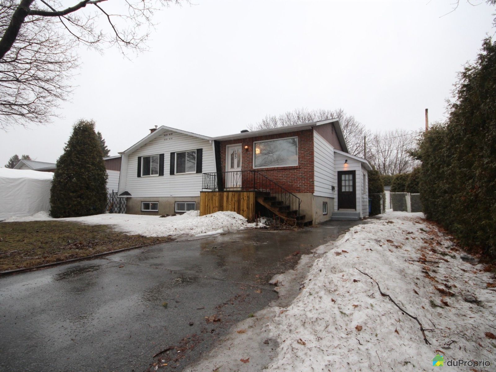 Bungalow à vendre StEustache 4 chambres 1 salle de bain 741840
