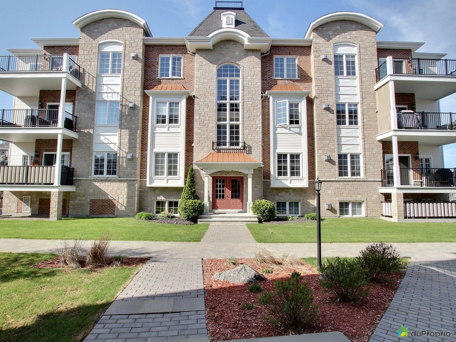 Condo à Louer Mascouche Seigneurie Du Chêne facade-condo-mascouche-1600-8813833.jpg