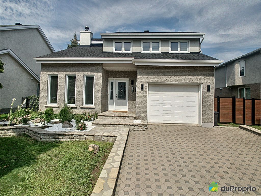 Sentier De Marche Longueuil  : Serpenter À Travers Les Ruelles En Suivant Le Balisage Et Rejoindre Une Petite Route Sur Les Hauteurs Du Village.