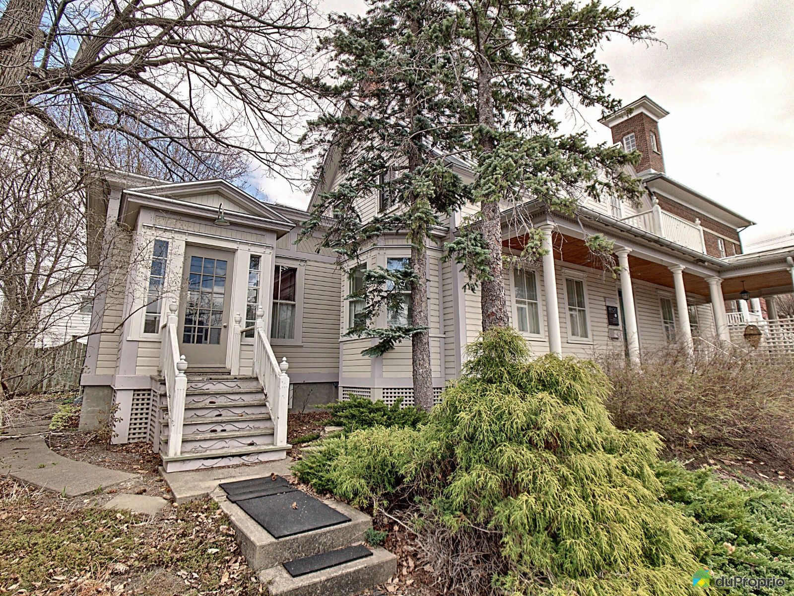 Maison 2 étages à vendre MontStHilaire 4 chambres 2 salles de bain