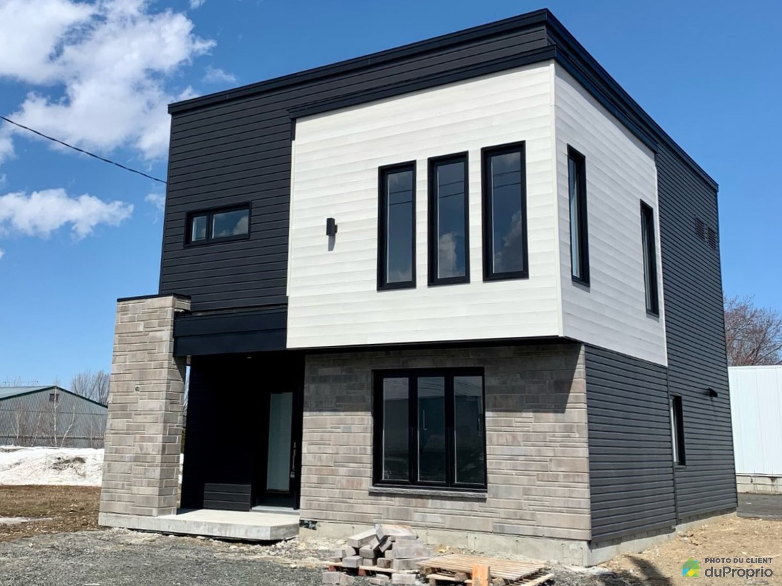 Maison 2 étages neuve à vendre StAnselme 3 chambres 1 salle de bain