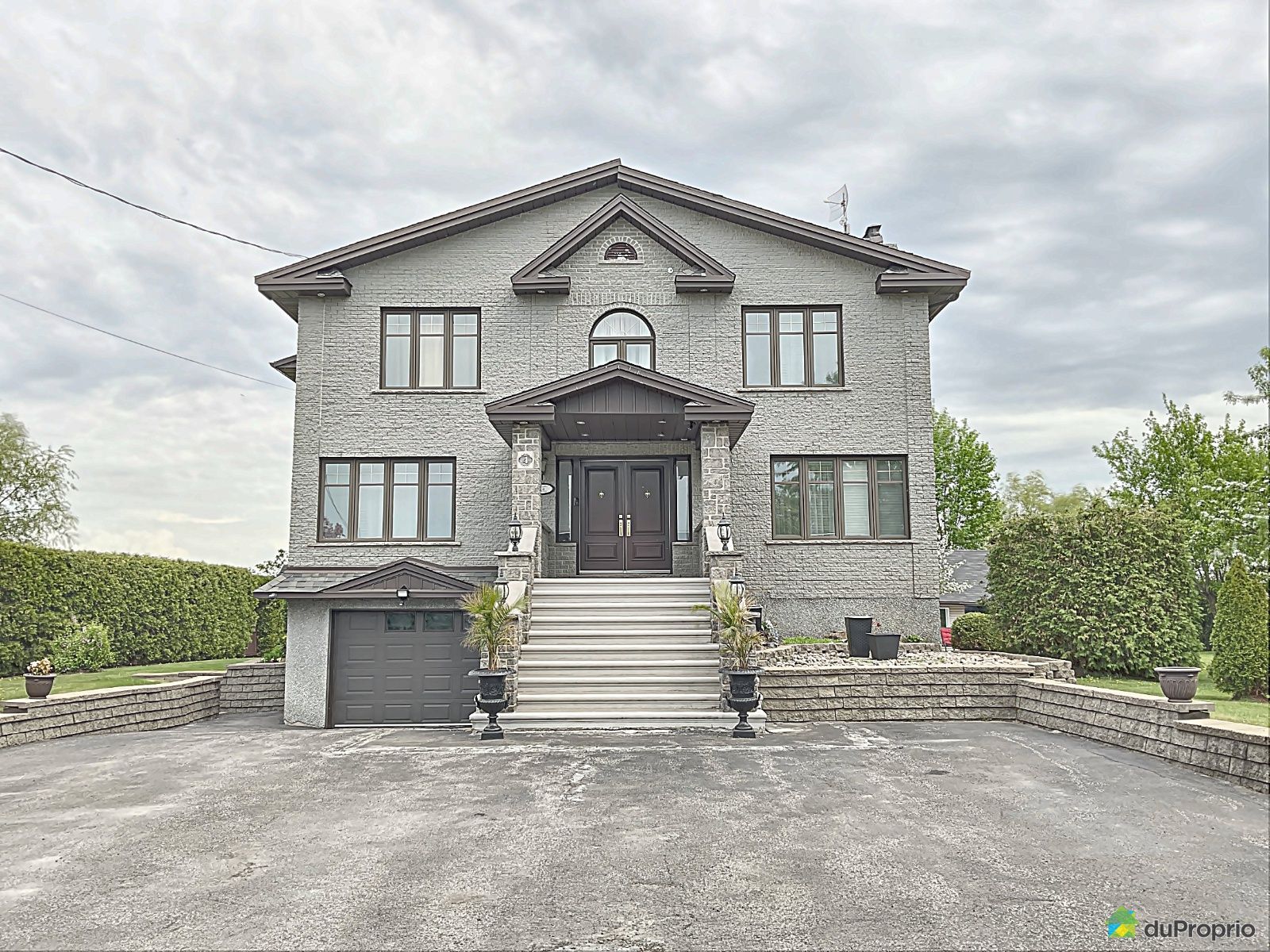 Maison 2 étages à vendre StConstant 4 chambres 3 salles de bain 1008812