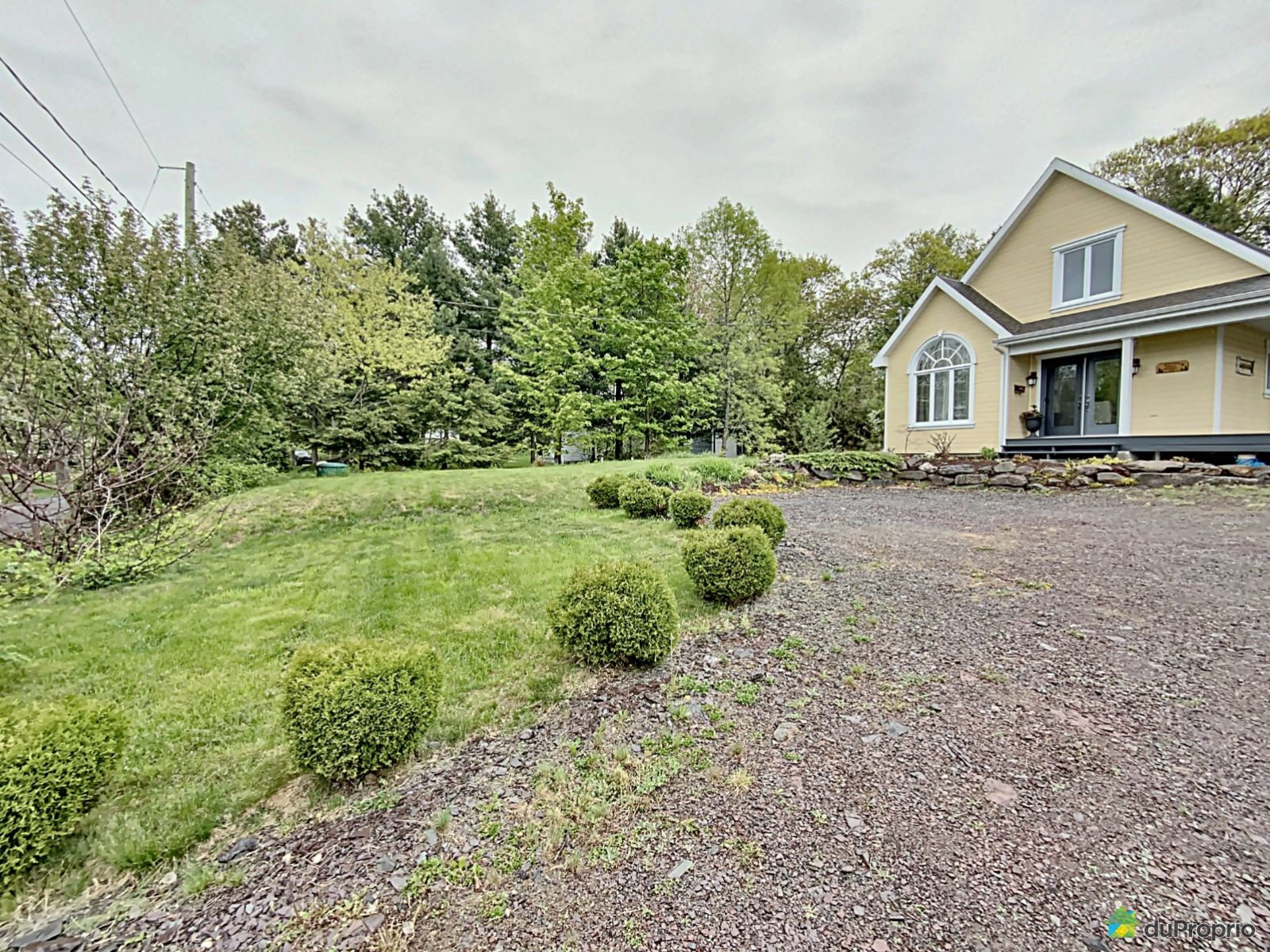 Maison à un étage et demi à vendre Montmagny 2 chambres 1009219