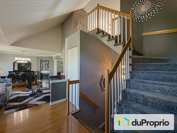 Hall - 121, rue Athènes, Dollard-Des-Ormeaux à vendre