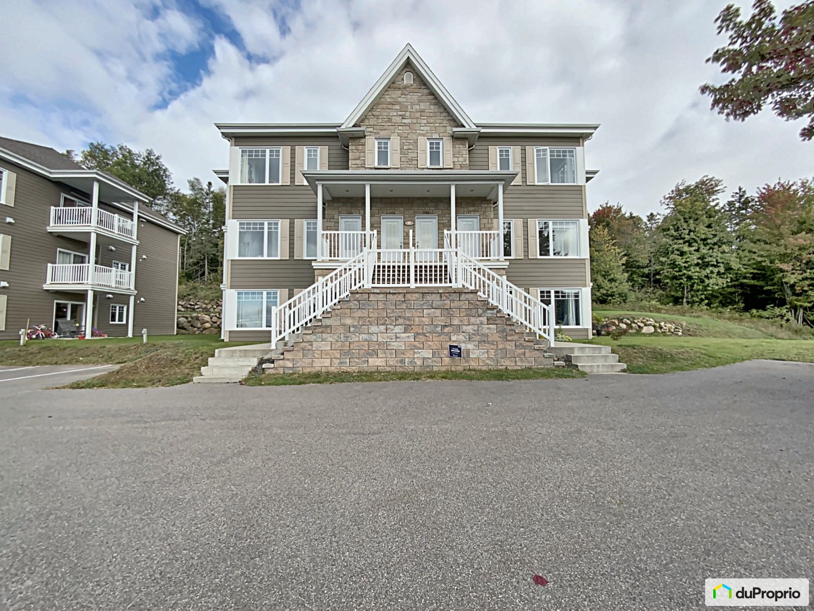 Condo à vendre SteBrigitteDeLaval 3 chambres 1 salle de bain 1022239