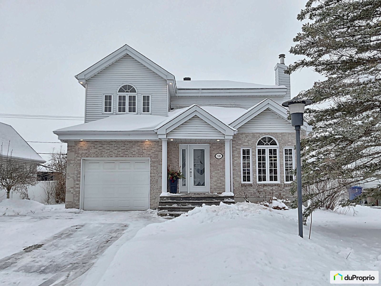 Maison 2 étages à vendre StConstant 4 chambres 1 salle de bain 1028572