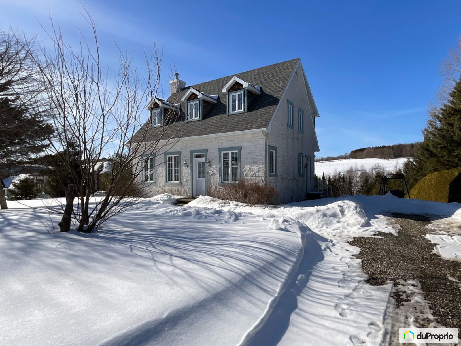 Maison 2 étages à vendre Chesterville 2 chambres 1 salle de bain 1036350