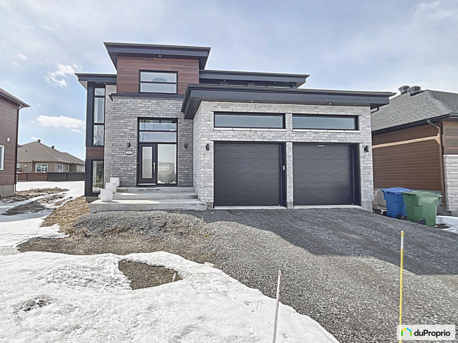 Maison 2 étages à vendre StEustache 4 chambres 3 salles de bain 1038056
