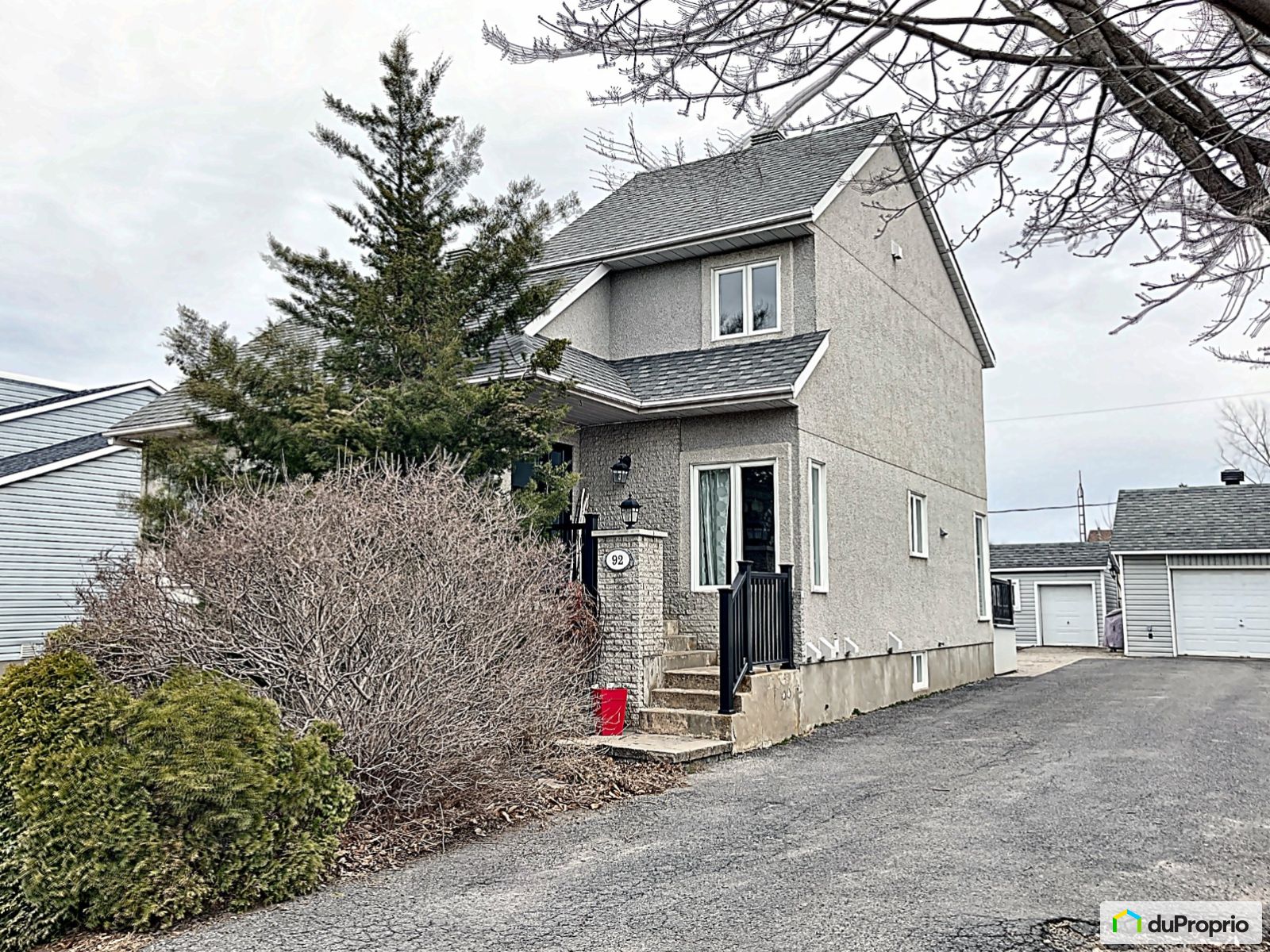 Maison 2 étages à vendre StConstant 5 chambres 3 salles de bain 1039375