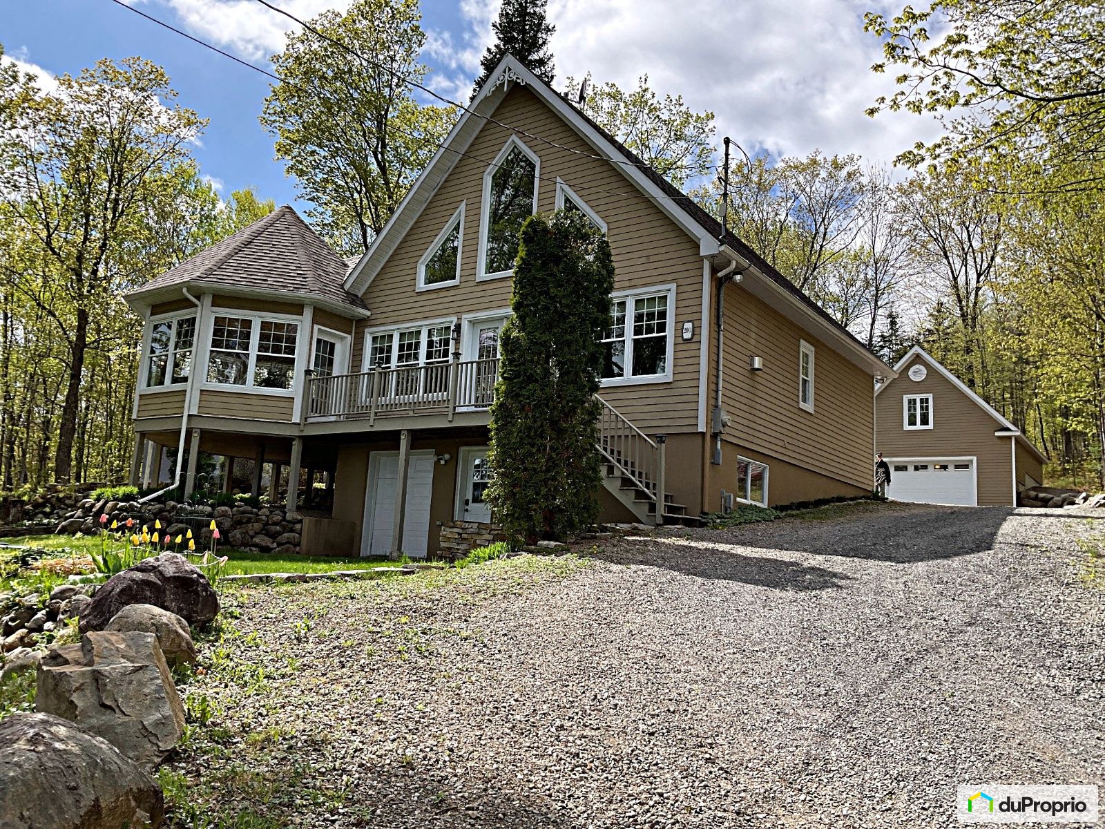 Maison 2 étages à vendre StJeanDeMatha 3 chambres 2 salles de bain