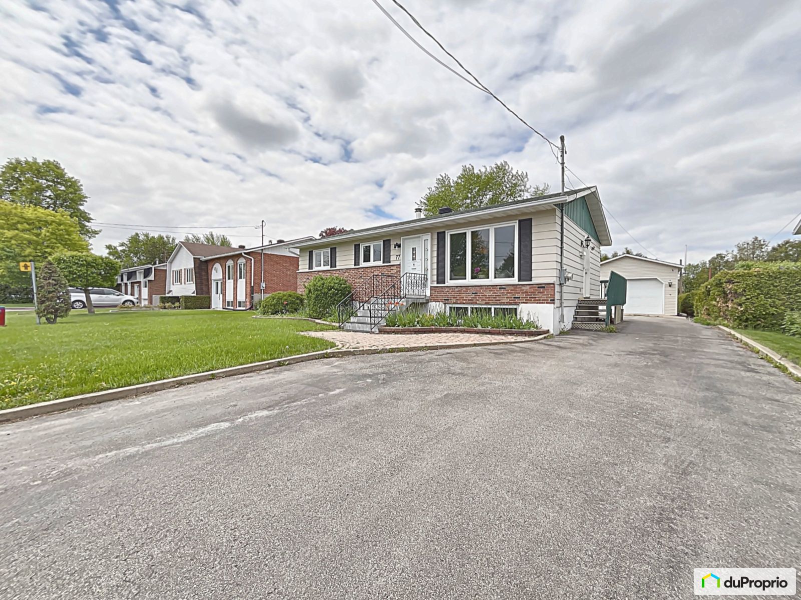 Bungalow for sale StConstant 4 bedrooms 2 bathrooms 1040750