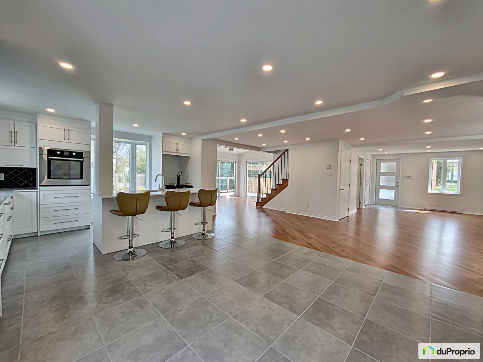 Maison 2 étages à vendre SteTherese 6 chambres 2 salles de bain 1041972