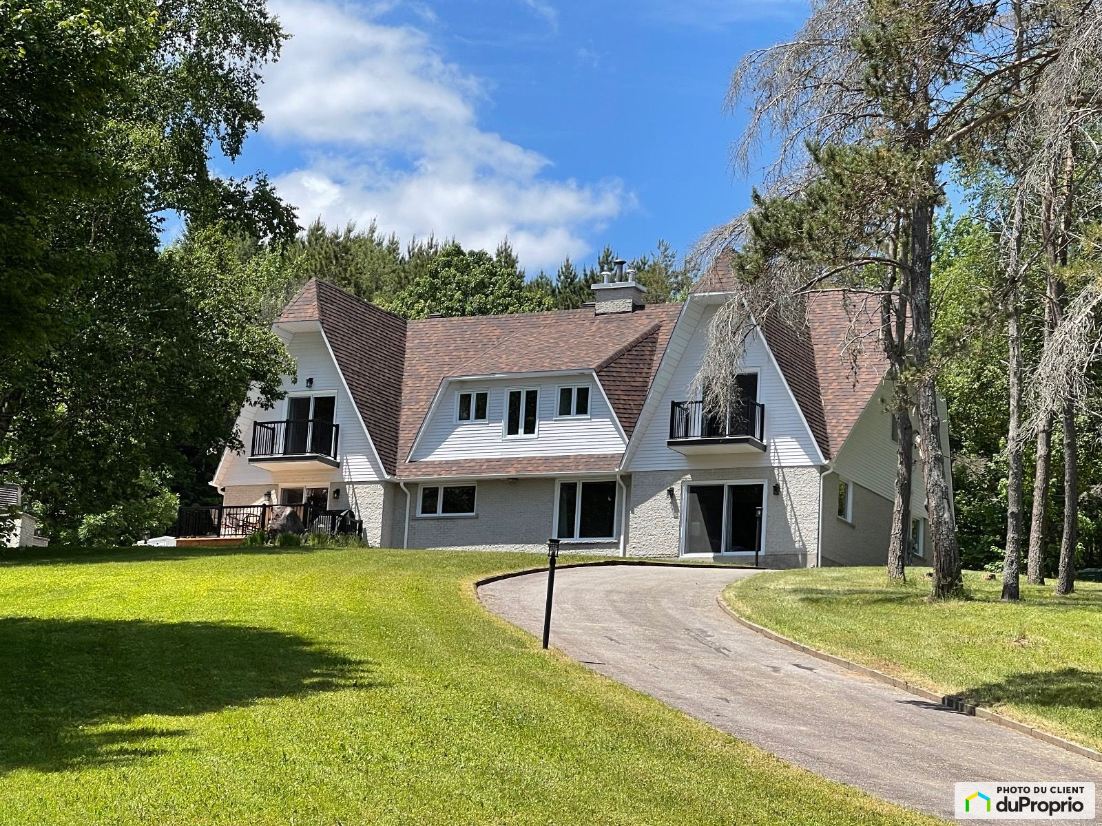 Maison 2 étages à vendre LacDesEcorces 4 chambres 2 salles de bain