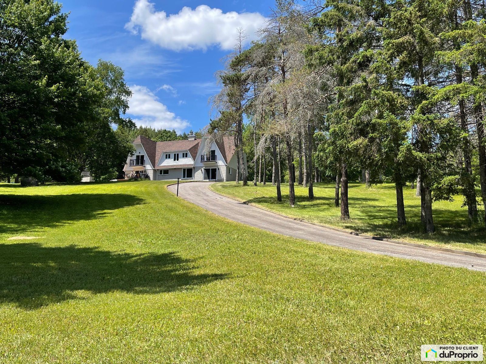 Maison 2 étages à vendre LacDesEcorces 4 chambres 2 salles de bain