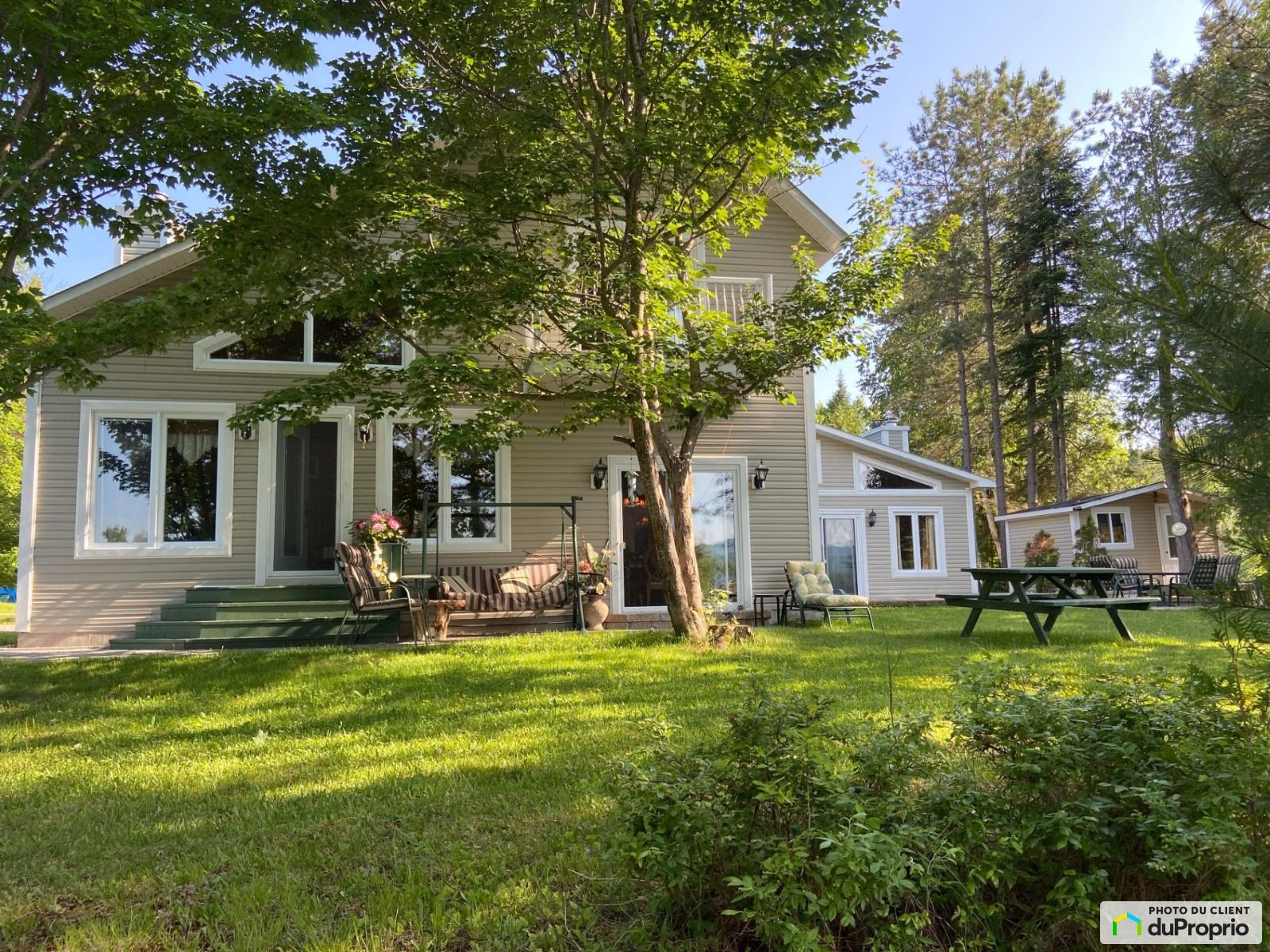 Maison 2 étages à vendre MontLaurier 3 chambres 4 salles de bain 1046791