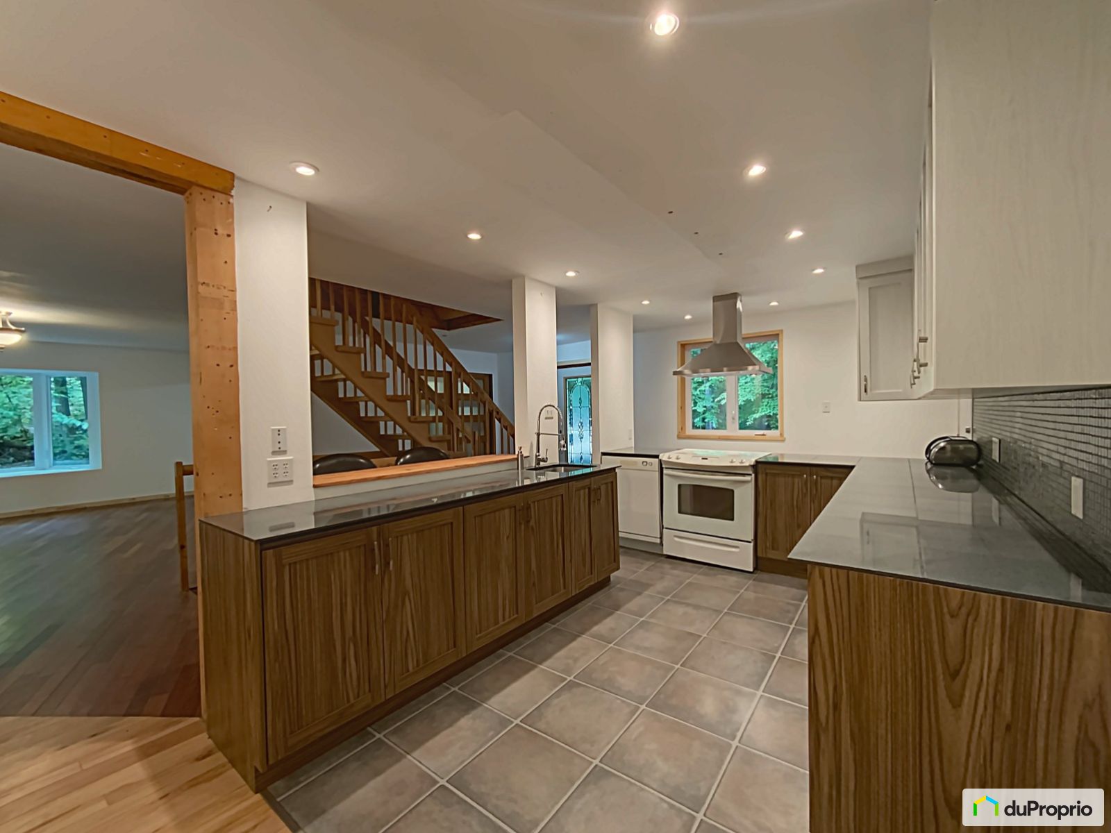 Maison 3 étages à vendre Rigaud 4 chambres 2 salles de bain 934989