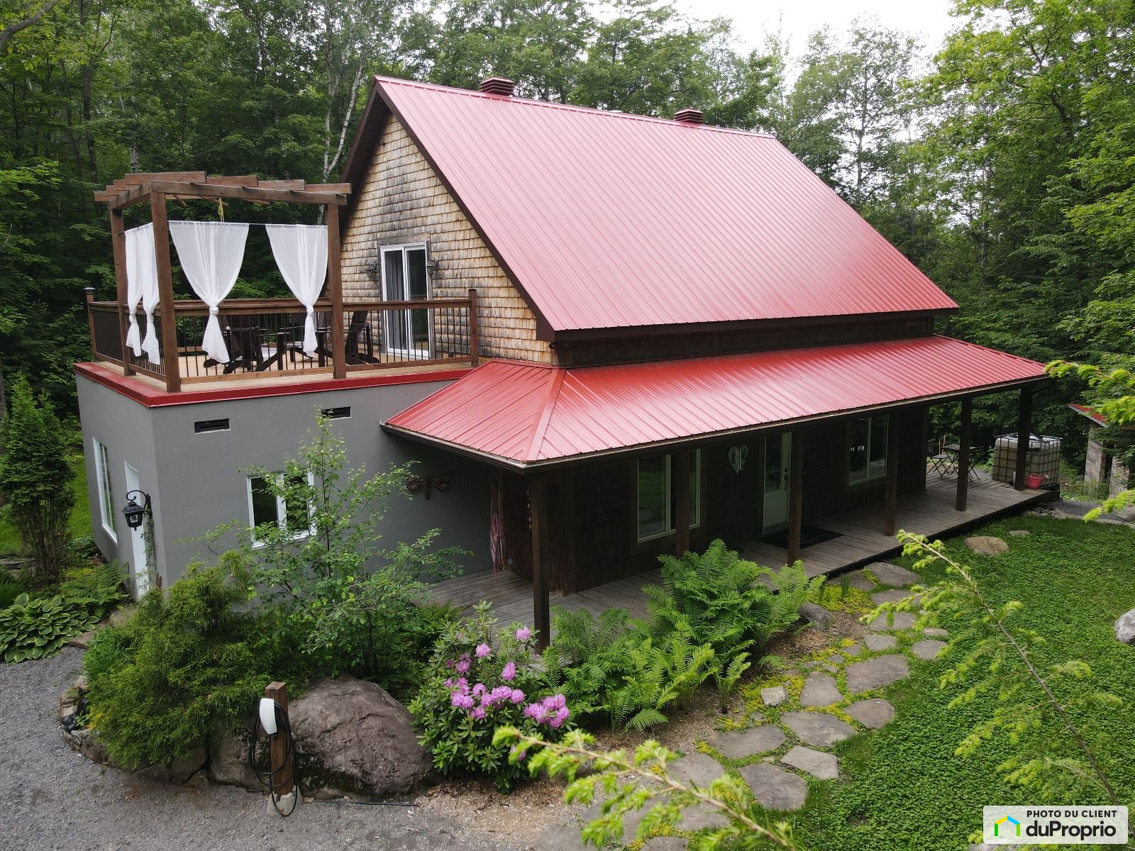 Maison 2 étages à vendre Prévost 4 chambres 2 salles de bain 986701