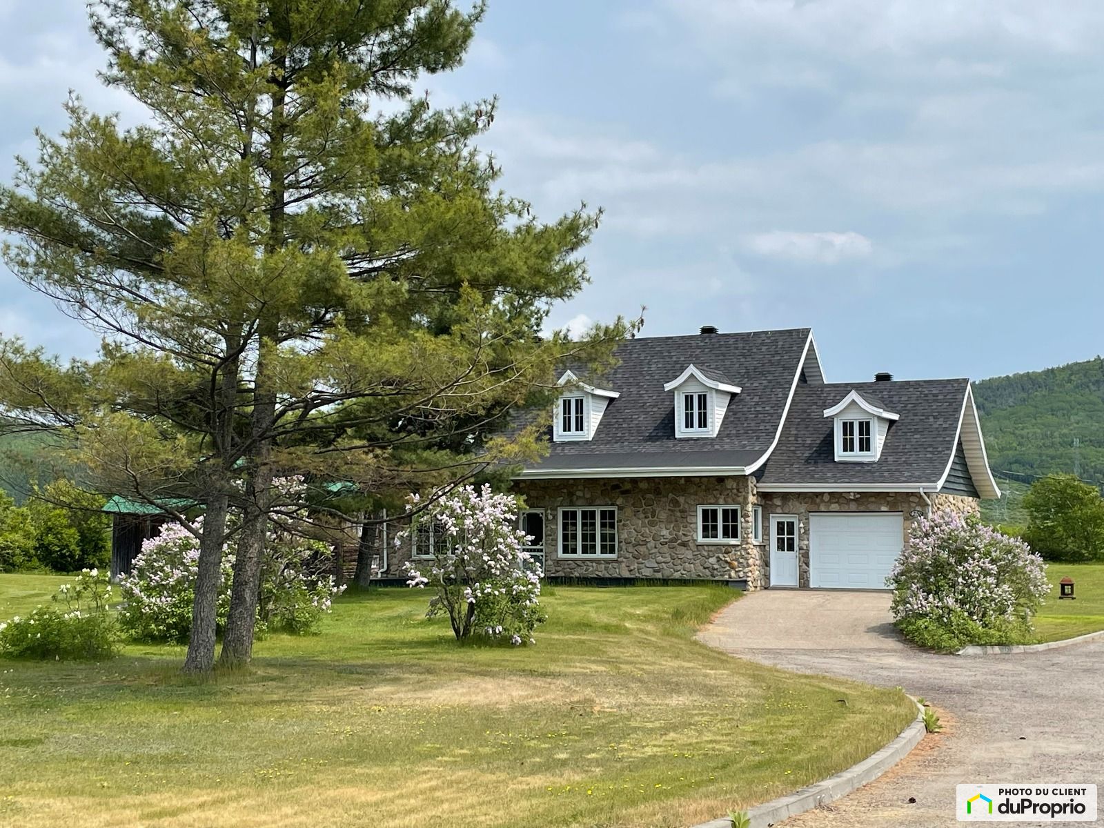 Maison 2 étages à vendre BaieStPaul 5 chambres 1 salle de bain 1031284
