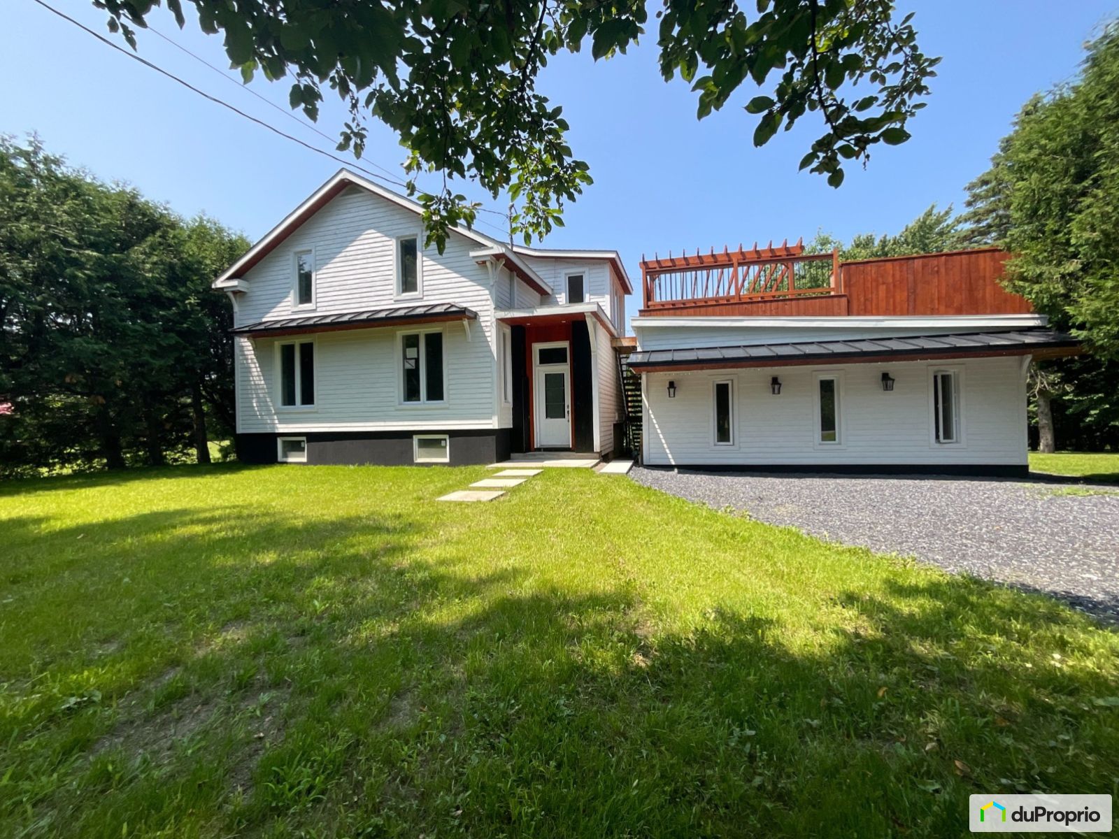 Maison 2 étages à vendre Farnham 5 chambres 2 salles de bain 1045703